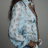 Blusa Retro Justa com Estampado de Leopardo e Debrum de Renda