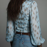 Blusa Retro Justa com Estampado de Leopardo e Debrum de Renda