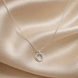 Colar em Ouro Branco com Pingente Geométrico Circular