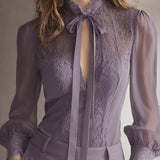 Blusa Retro Elegante em Chiffon com Gola Alta de Renda e Laço ao Pescoço