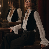 Blusa Branca com Fecho Frontal e Punhos em Folho