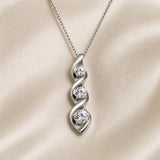 Colar em Ouro Branco com Pingente em Forma de Infinito e Zircónias