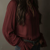 Blusa Boho Decote em V Bordô com Punhos de Renda
