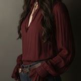 Blusa Boho Decote em V Bordô com Punhos de Renda