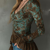 Blusa Boho Floral Verde-Sálvia e Bronze com Franzido e Bainha de Folhos