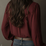Blusa Boho Decote em V Bordô com Punhos de Renda