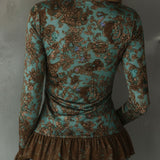 Blusa Boho Floral Verde-Sálvia e Bronze com Franzido e Bainha de Folhos