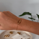 pulseira giratória dourada com 4 contas