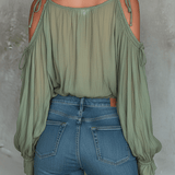 Blusa Boho de Renda com Decote em V e Ombros à Mostra