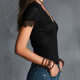 Blusa Boho Preta Justa com Decote em V, Manga Curta e Debrum de Renda
