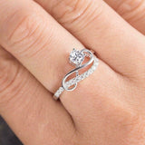 Anel "Onda Infinita" em Moissanite e Ouro Branco