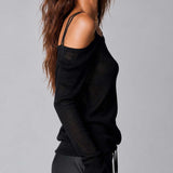 Blusa Preta Brilhante em Malha Canelada Transparente com Ombro Assimétrico e Alças Finas Duplas