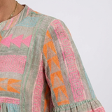 Maelle | Vestido Aos Folhos ao Joelho com Estampado Geométrico e Decote em V
