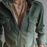 Blusa Casual em Ganga com Gradiente Verde, Bolsos Workwear e Fecho de Correr