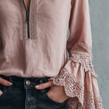 Blusa Vintage de Mangas Compridas com Gola de Fecho e Punhos de Renda
