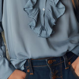 Blusa de Chiffon Azul-Empoeirado com Folhos Frontais, Decote em V e Botões