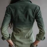 Blusa Casual em Ganga com Gradiente Verde, Bolsos Workwear e Fecho de Correr