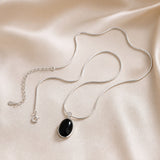 Colar Oval Refinado em Ouro Branco