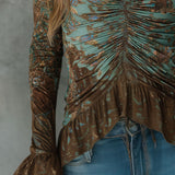 Blusa Boho Floral Verde-Sálvia e Bronze com Franzido e Bainha de Folhos