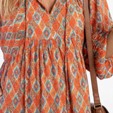 AMARA | Vestido Midi Aos Folhos com Estampado Geométrico e Decote em V