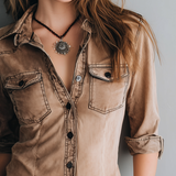 Blusa Retro com Costuras Contrastantes e Efeito Lavado