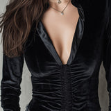 Blusa Chique em Veludo Preto com Decote em V Profundo, Franzida e Debrum em Cetim