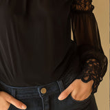 Blusa Preta Elegante de Chiffon com Renda, Gola Alta e Ombros à Mostra