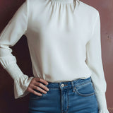 Blusa Branca Elegante de Gola Alta com Punhos Franzidos e Pormenores de Folho
