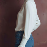 Blusa Branca Elegante de Gola Alta com Punhos Franzidos e Pormenores de Folho
