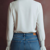 Blusa Branca Elegante de Gola Alta com Punhos Franzidos e Pormenores de Folho