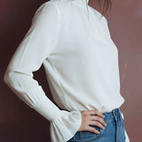 Blusa Branca Elegante de Gola Alta com Punhos Franzidos e Pormenores de Folho