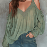 Blusa Boho de Renda com Decote em V e Ombros à Mostra