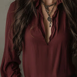 Blusa Boho Decote em V Bordô com Punhos de Renda