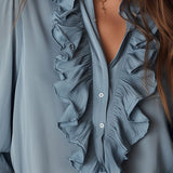 Blusa de Chiffon Azul-Empoeirado com Folhos Frontais, Decote em V e Botões