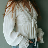 Blusa Boho com Decote em V, Folhos, Pregas e Laço Frontal em Renda Branca