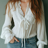 Blusa Boho com Decote em V, Folhos, Pregas e Laço Frontal em Renda Branca