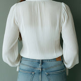 Blusa Boho com Decote em V, Folhos, Pregas e Laço Frontal em Renda Branca