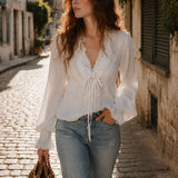 Blusa Boho com Decote em V, Folhos, Pregas e Laço Frontal em Renda Branca