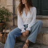 Blusa Boho com Decote em V, Folhos, Pregas e Laço Frontal em Renda Branca