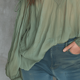 Blusa Boho de Renda com Decote em V e Ombros à Mostra