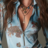 Blusa Elegante em Cetim com Estampado de Leopardo e Fecho Frontal