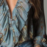 Blusa de Chiffon com Folhos e Fecho Frontal – Estampado Cobra-Floral Azul-Névoa