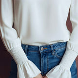 Blusa Branca Elegante de Gola Alta com Punhos Franzidos e Pormenores de Folho
