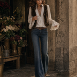 Blusa Branca com Fecho Frontal e Punhos em Folho