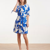 Blauw En Wit Korte Jurk Met Abstracte Bloemenprint | Cobalt - White