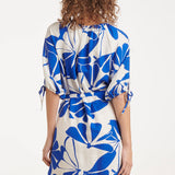 Blauw En Wit Korte Jurk Met Abstracte Bloemenprint | Cobalt - White