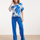 Blauw-Witte Travel Top Met Grafische Bloemenprint | Cobalt - White