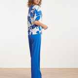 Blauw-Witte Travel Top Met Grafische Bloemenprint | Cobalt - White
