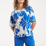 Blauw-Witte Travel Top Met Grafische Bloemenprint | Cobalt - White