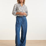 Blusa com Bordado Paisley e Babados | White - Navy